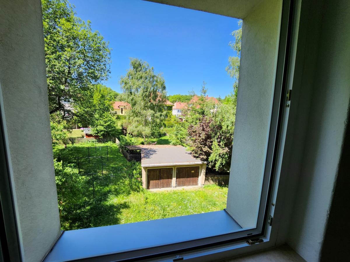 Ausblick Schlafzimmer, die Garagen werden nur als Schuppengenutzt