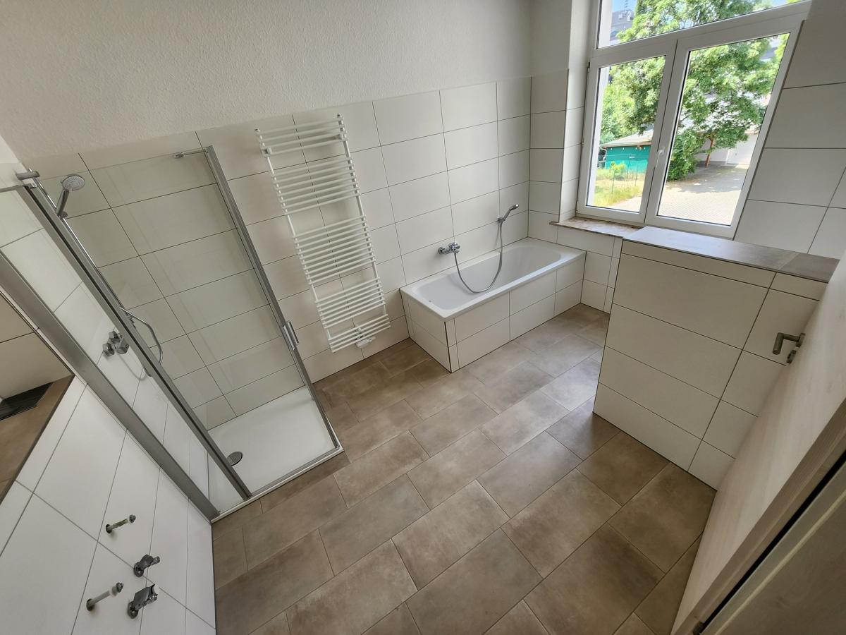 Bad mit Wanne und Dusche
