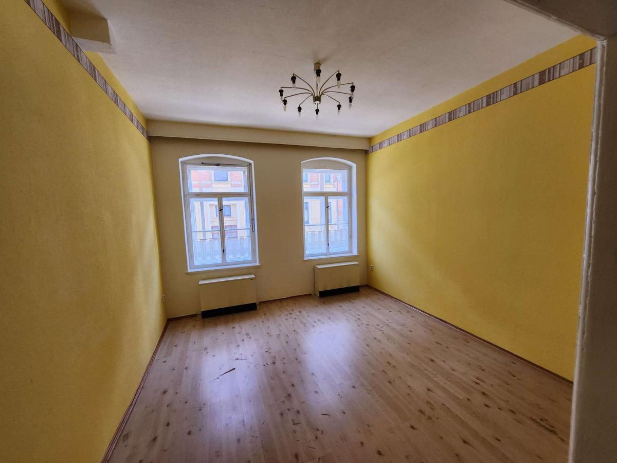 Zimmer mit modernen Speicheröfen