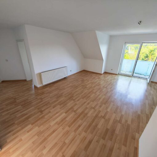 Neuensalz - herrliche Dachwohnung mit Weitblick, Balkon und Wallbox im Grünen