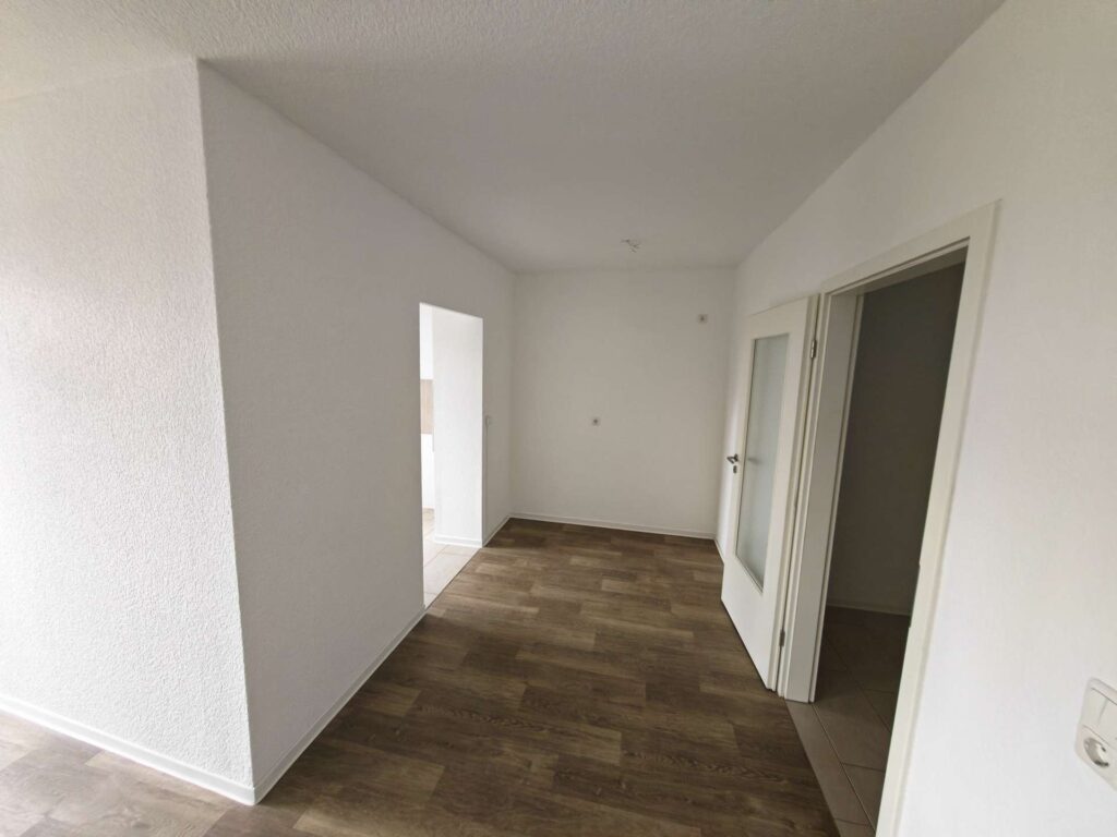 Plauen - stadtnahe Familienwohnung, großes helles Wohnzimmer, Balkon, Stellplatz usw.